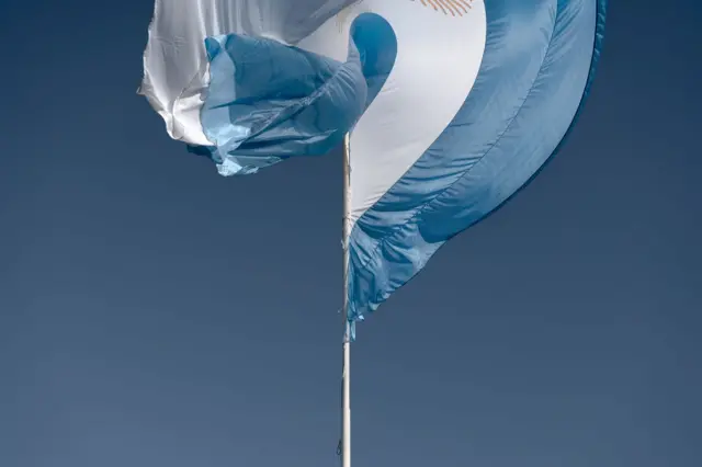 Una bandera de Argentina ondeante en forma de un signo de interrogación