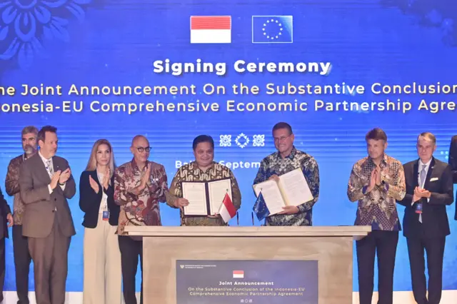 Menteri Koordinator Bidang Perekonomian Airlangga Hartarto (kelima kiri) bersama Komisioner Perdagangan dan Keamanan Ekonomi Komisi Eropa Maros Sefcovic (ketiga kanan) usai menandatangani kesepakatan substantif Indonesia-European Union Comprehensive Economic Partnership Agreement (IEU-CEPA)Â di kawasan Nusa Dua, Badung, Bali, Selasa (23/9/2025).