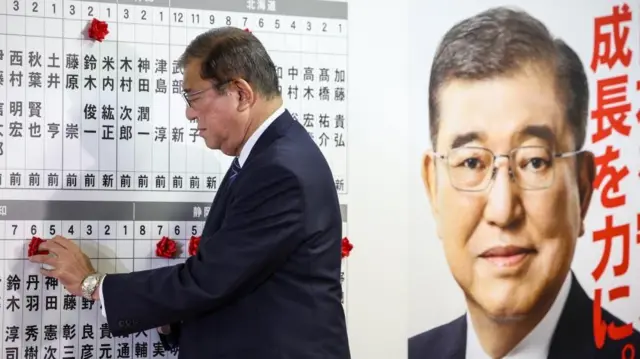 衆院選、自民・公明与党が過半数割れ 立民など大幅増 - BBCニュース