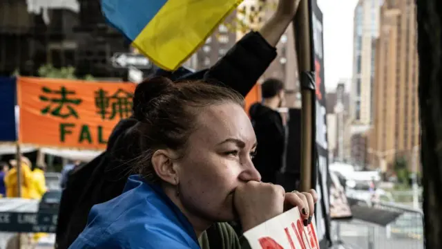 Люди беруть участь у демонстрації на підтримку України біля ООН 25 вересня 2024 року в Нью-Йорку.
