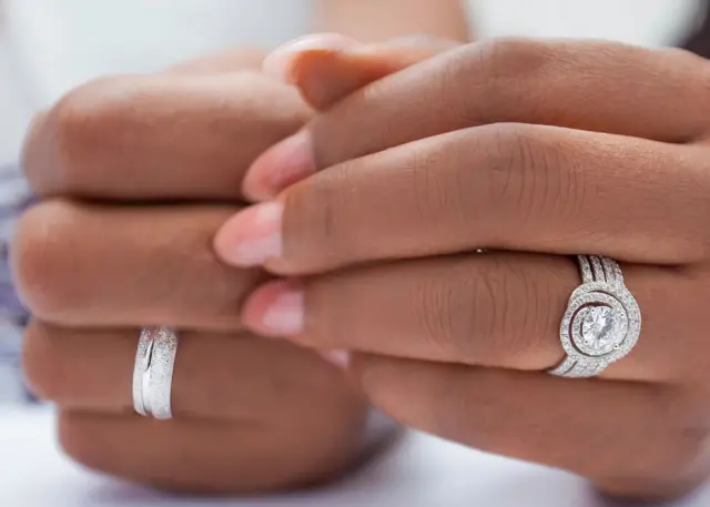 Intoki z'abantu babiri bambaye impeta. 