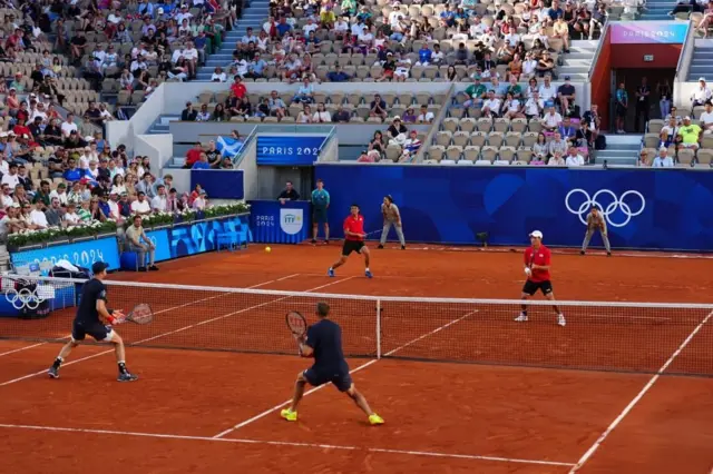 テニス男子ダブルスで対戦した錦織・ダニエル組(奥)とマリー・エヴァンス組(28日)