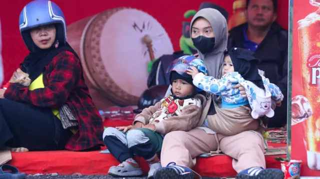 Antrean panjang kendaraan yang mencapai belasan kilometer membuat sebagian pemudik harus menunggu hingga 10 untuk dapat memasuki area Pelabuhan yang menyebabkan pemudik kelelahan setelah menempuh perjalanan panjang pada masa arus mudik Idul Fitri 2026.