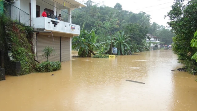 ජනතාව නිවෙස්වල ඉහළ මහලට නැග සිටි අයුරු