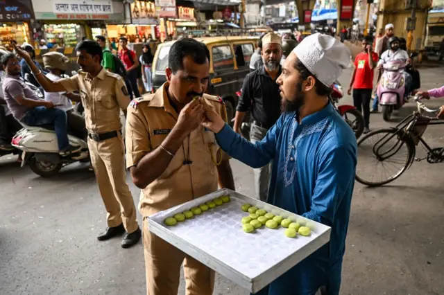 tatlı dağıtan Hintler