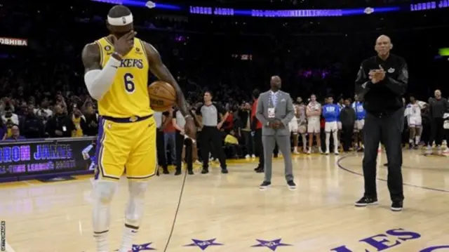 Kareem Abdul-Jabbar remet lors d’une cérémonie le ballon à James
