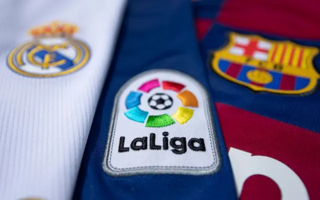 شعارا ريال مدريد وبرشلونة