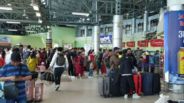 त्रिभुवन विमानस्थलको आन्तरिक टर्मिनलमा यात्रुहरू (फाइल तस्बिर)