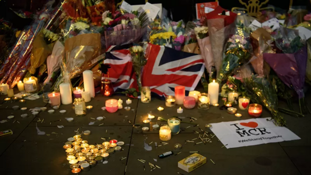 Bouquets de fleurs et bougies en hommage aux victimes de l'attentat