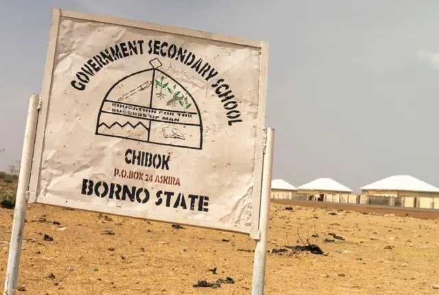 Enseigne de l'école secondaire de Chibok à l'extérieur des nouveaux bâtiments scolaires.