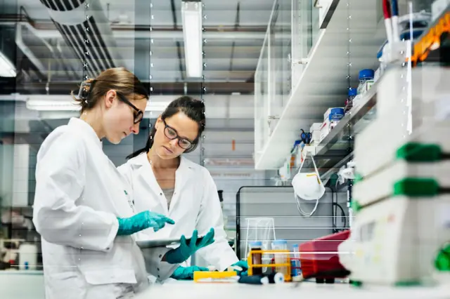 ਲੈੈਬ ਵਿੱਚ ਵਿਗਿਆਨੀ