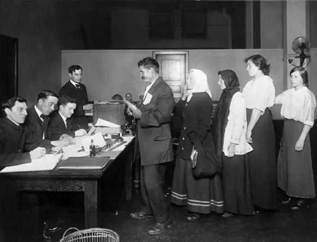 На фото - співбесіда з мігрантами, початок ХХ сторіччя