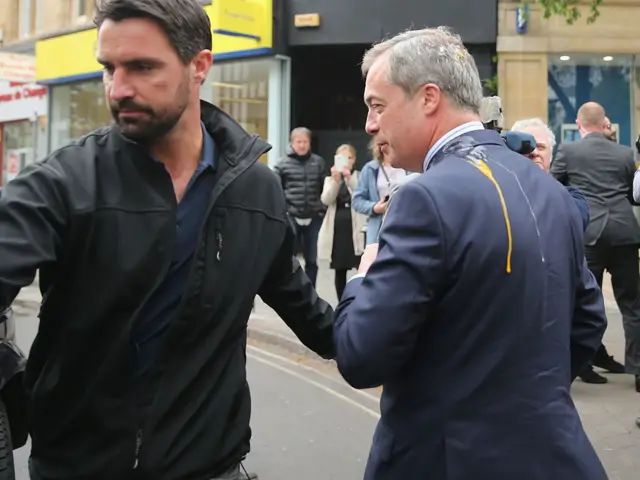 নাইজেল ফারাজের কোটের ওপর কাঁধের কাছে ছুড়ে মারা ডিম লেগে আছে