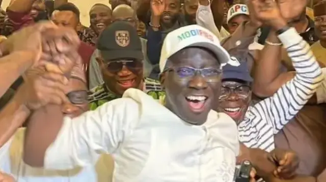 Zaɓaɓɓen gwamnan jihar Edo Sanata Monday Okpebholo tare da magoya bayansa.