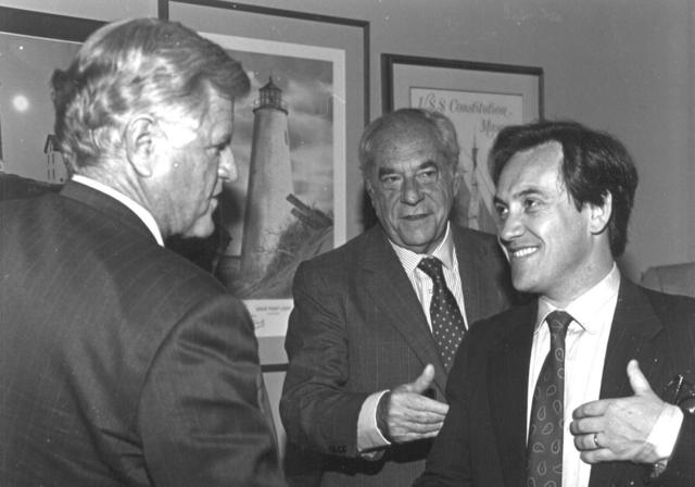 Sebastián Piñera junto al entonces senador estadounidense Ted Kennedy y el entonces presidente del Senado chileno Gabriel Valdés en la década de 1990.
