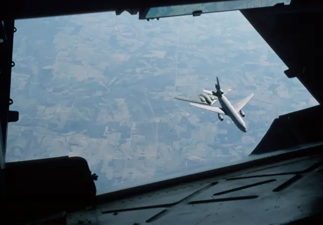 ناقلة KC-10A من قاعدة ماكجواير الجوية في نيوجيرسي تزود قاذفة الشبح B-2 بالوقود فوق منطقة الغرب الأوسط بالولايات المتحدة في 27 مارس/آذار 2001