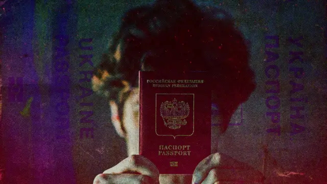 Коллаж: мужчина прикрывает лицо российским паспортом