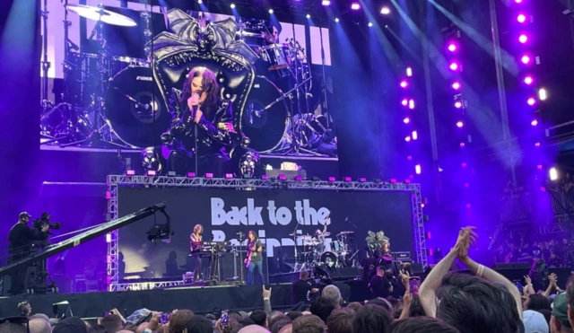 El pasado 5 de julio ofreció su último concierto en Villa Park, Birmingham, sentado en un trono negro.