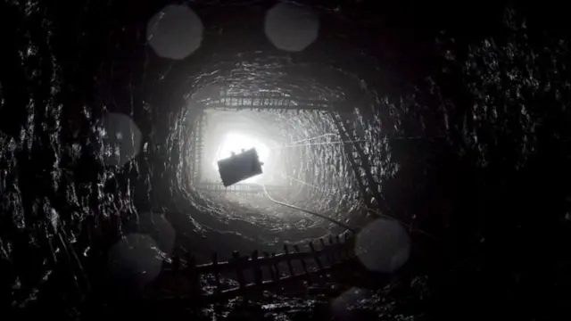 मेघालयातल्या एका कोळसा खाणीत रॅट होल मायनिंग