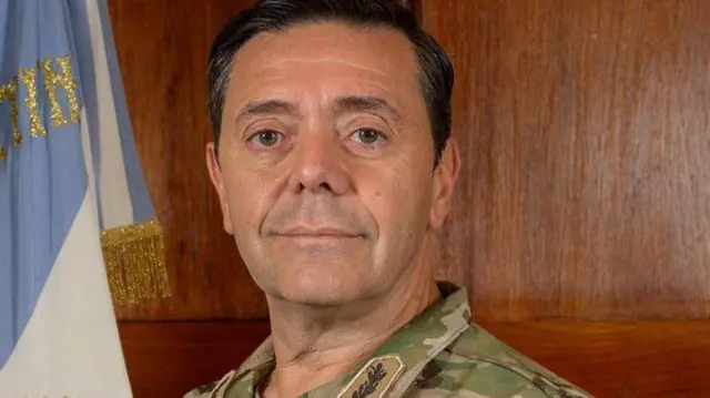 Presti militar con la bandera de Argentina