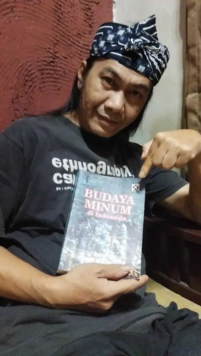 Raymond Michael Menot, antropolog dari Universitas Indonesia yang mengupas minuman alkohol dalam bukunya berjudul “Budaya Minum di Indonesia”. 