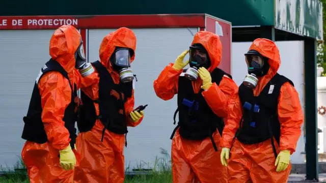 पॅरिसमध्ये पॅरामिलिट्री फोर्सचे जवान सराव करताना.