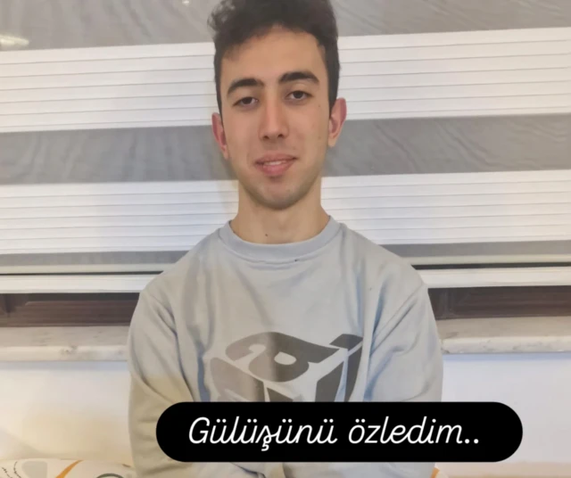 Ömür Kotan, fotoğrafın üzerinde annesinin "Gülüşünü özledim" sözleri yazıyor.