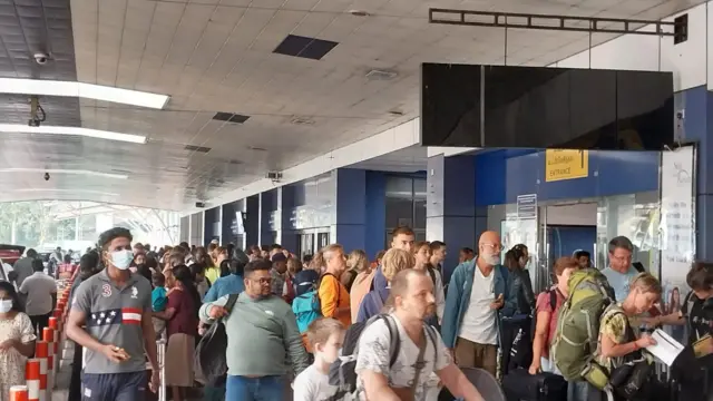 ශ්‍රී ලන්කන් ගුවන් යානා ප්‍රමාද වීම් සහ අවලංගු වීම් නිසා පසුගිය මාස කීපය තුළම ගුවන් තොටුපොළ තුළ විදේශීය සංචාරකයන් මහත් කළබැගෑනි සිදු කර තිබුණි .