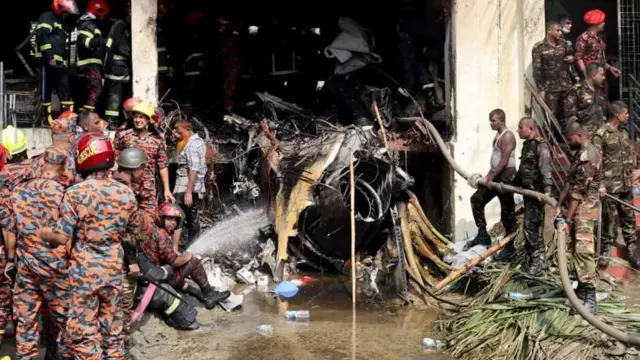 উত্তরার মাইলস্টোন স্কুল ও কলেজ ক্যাম্পাসে বিধ্বস্ত বিমানের ধ্বংসাবশেষ