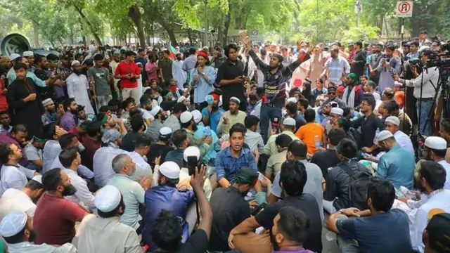 আওয়ামী লীগ নিষিদ্ধের দাবিতে প্রধান উপদেষ্টার বাসভবনের সামনে সমাবেশ