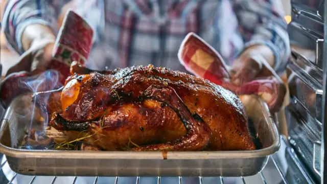 دجاجة مطهية في الفرن.