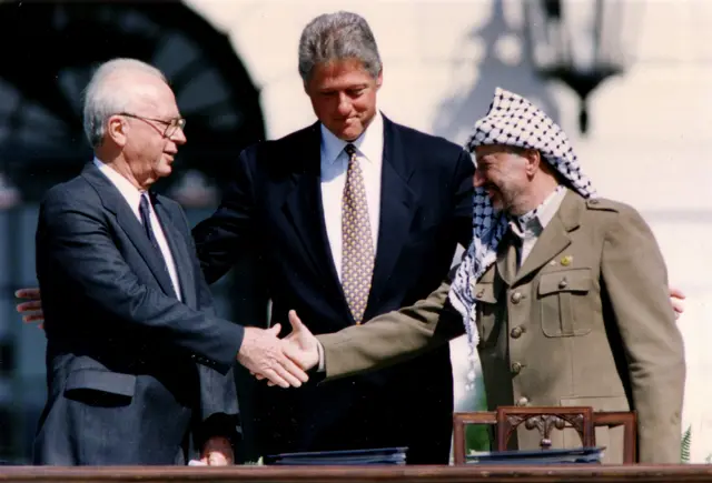 Fotobet188 dang nhaparquivo mostra Bill Clinton mediando apertobet188 dang nhapmãos entre Yasser Arafat e Yitzhak Rabin