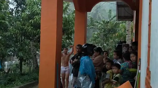 Warga yang mengungsi di Gereja BNKP Hutanabolon semakin mengisi bagian depan bangunan. Mereka menyaksikan rumah-rumah sudah tergenang air.