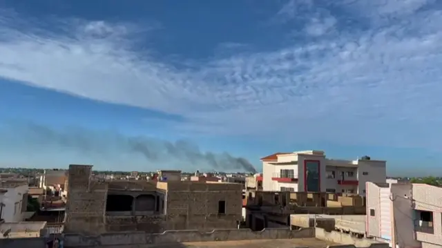 Capture vidéo tirée d'une vidéo AFPTV qui montre un nuage de fumée s'élevant à Bamako alors que des coups de feu et des détonations sont entendus. 