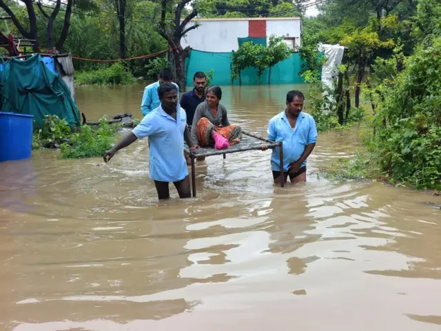 छत्रपती संभाजीनगरमधील वैजापूरच्या इंदिरानगर येथे नागरिकांना पुराच्या पाण्यातून बाहेर काढण्यात आले.