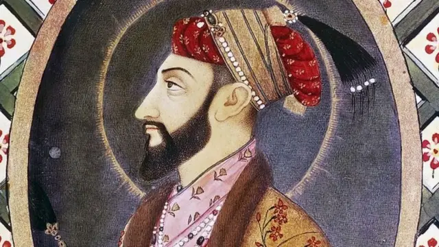 শাহজাদার আস্থা-ভাজন মুর্শিদকুলি খান তার সহায়তায় এগিয়ে আসেন।