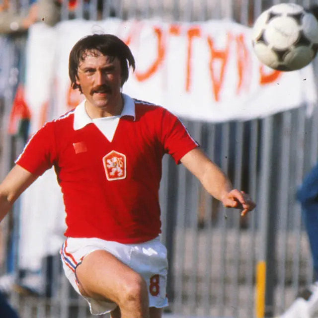 Antonin Panenka joue pour la Tchécoslovaquie à l'Euro 1980.