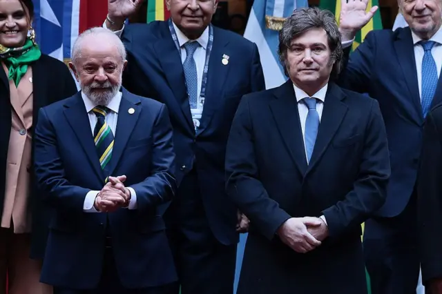 Lula y Milei en la cumbre de Mercosur de 2025.