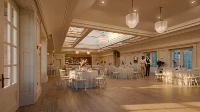 Un lujoso salón de baile y comedor. Hay varias mesas en todo el salón, cada una con flores.