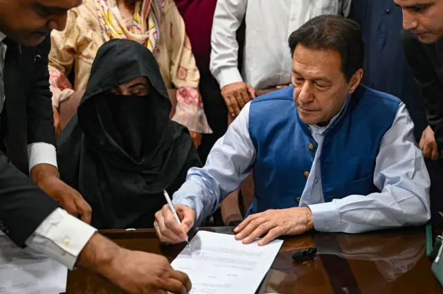 Imran Khan iyo Xaaskiisa Bushra Bibi