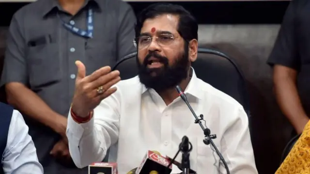 शिवसेना में विभाजन के बाद पार्टी के चुनाव चिह्न पर अधिकार एकनाथ शिंदे के नेतृत्व वाले गुट को मिला