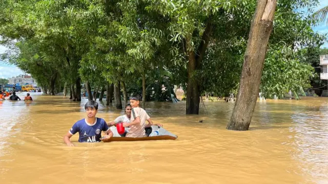 বন্যার কারণে অন্তত ১১টি জেলার অনেক এলাকার যোগাযোগ ব্যবস্থা ভেঙে পড়েছে