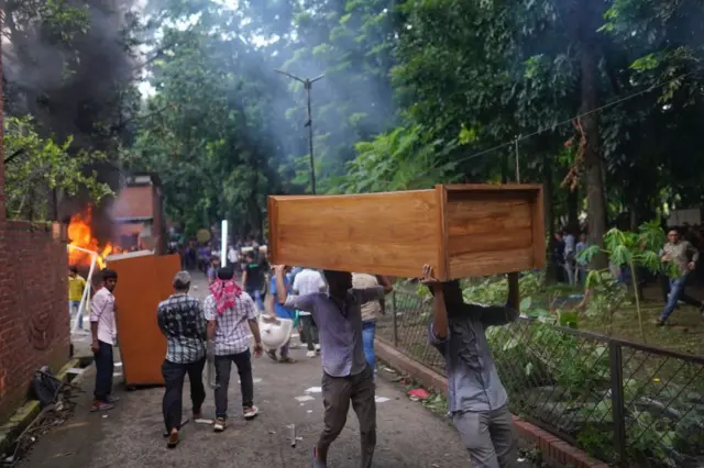 शेख़ हसीना के सरकारी आवास में प्रदर्शनकारियों ने घुसकर सामान लूटा