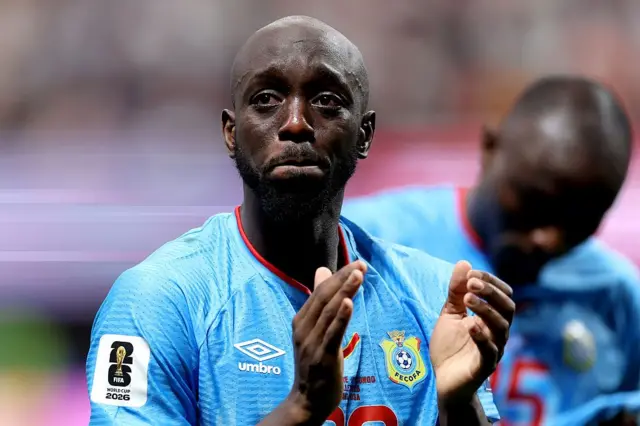 Yoane Wissa en larmes, applaudit les supporters après le match des seizièmes de finale de la Coupe du Monde de la FIFA 2026 entre l'Angleterre et la RD Congo.