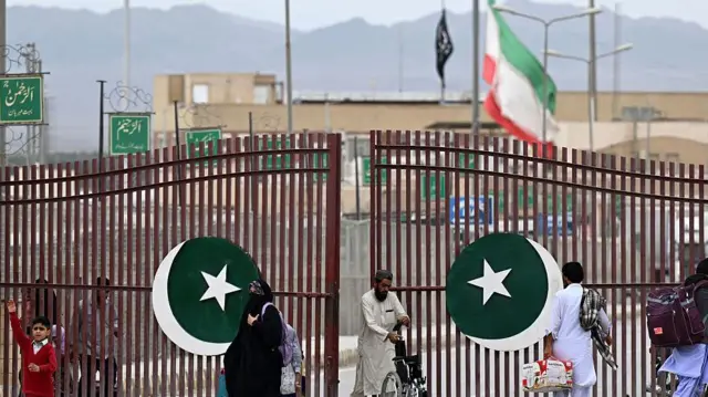 পাকিস্তান ও ইরানের মধ্যে সুদীর্ঘ সীমান্ত রয়েছে