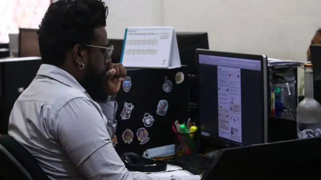 ඉන්ධන සහ විදුලි භාවිතය අවම කිරීම සඳහා කාර්යාල වෙත ගොස් සේවය කරනවා වෙනුවට මාර්ගගත ක්රමයට රැකියා කිරීම සඳහා සුදුසු රැකියා ස්ථානවල සේවකයින් නිවසේ සිට රාජකාරි කිරීමට දිරිමත් කිරීම.