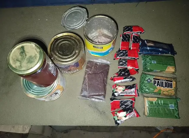 Фото з бляшанками та батончиками