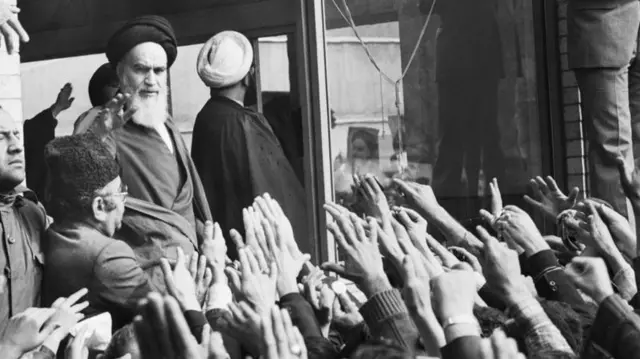 1979 में अयातुल्लाह ख़ुमैनी के वापस लौटने के बाद ईरान में इस्लामिक गणतंत्र की स्थापना की गई
