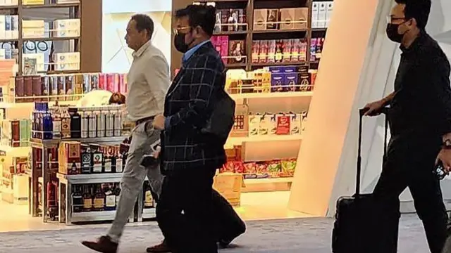 Menteri Pertanian Syahrul Yasin Limpo (kedua kiri) berjalan keluar setibanya dari luar negeri di Terminal 3 Bandara Soekarno Hatta, Tangerang, Banten, Rabu (4/10/2023).