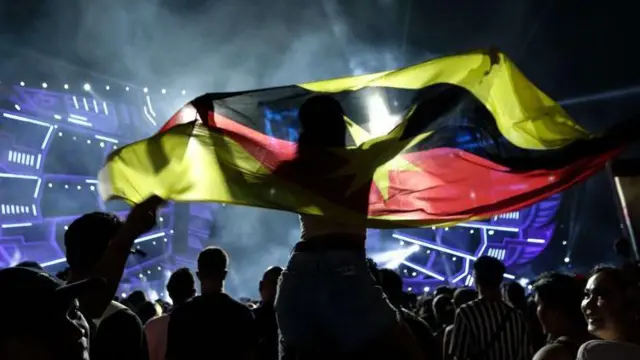 Ilustrasi penonton festival musik Djakarta Warehouse Project (DWP)